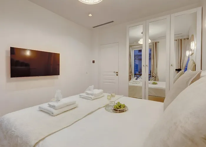 348 Ponthieu - Superb In Daire Paris