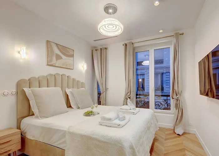 348 Ponthieu - Superb In * Paryż